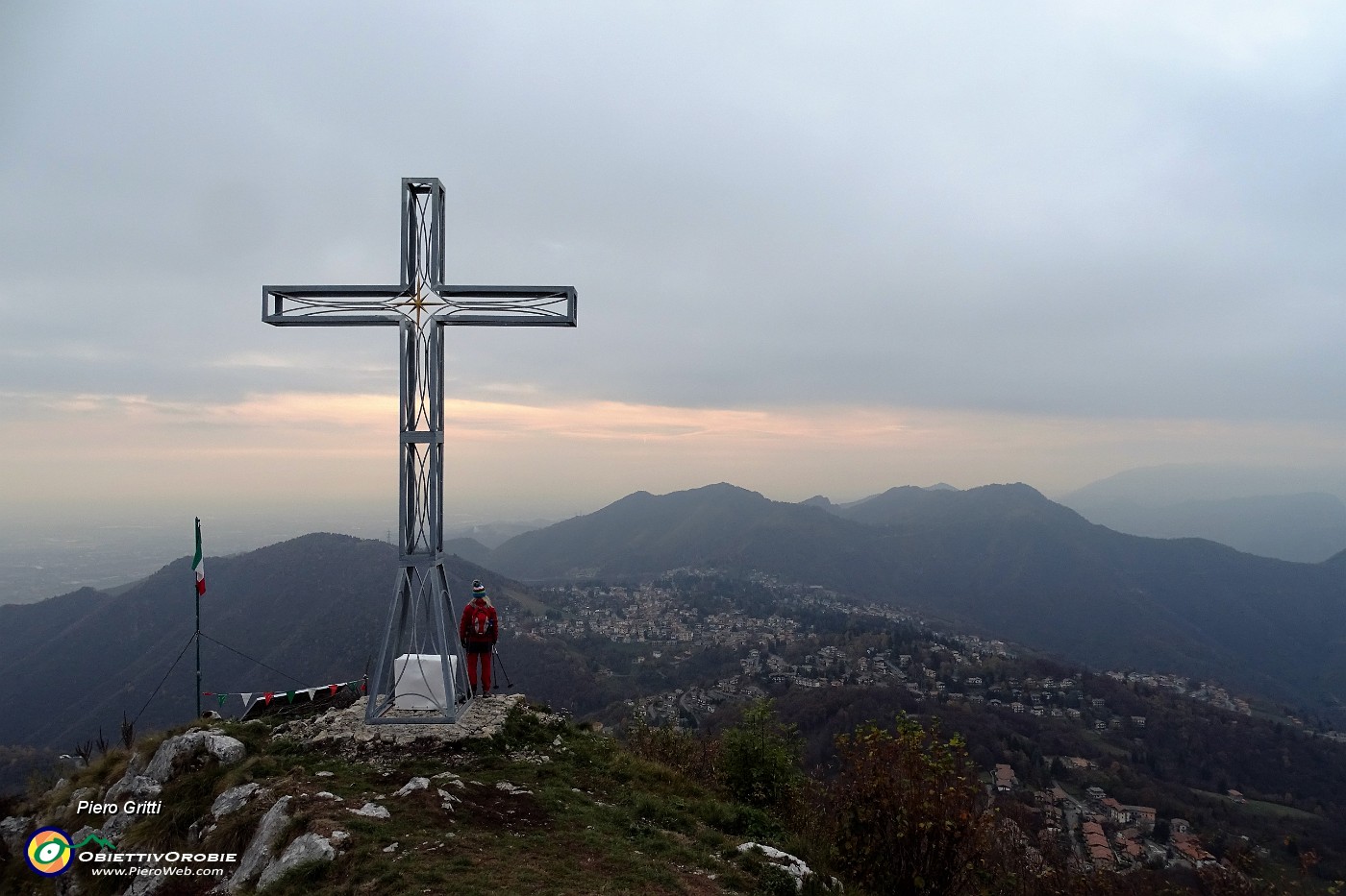 57 Alla nuova croce di vetta della Cornagera (1311 m).JPG